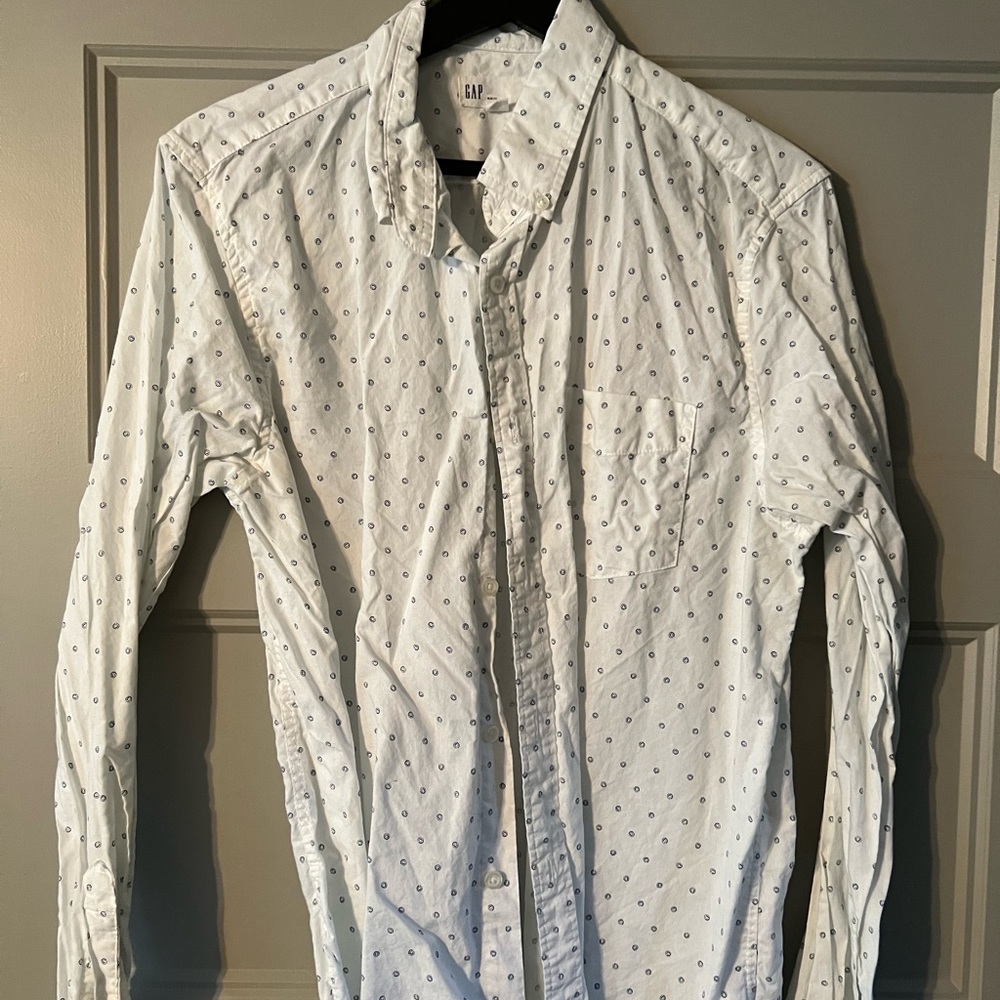 Men’s medium Gap shirt